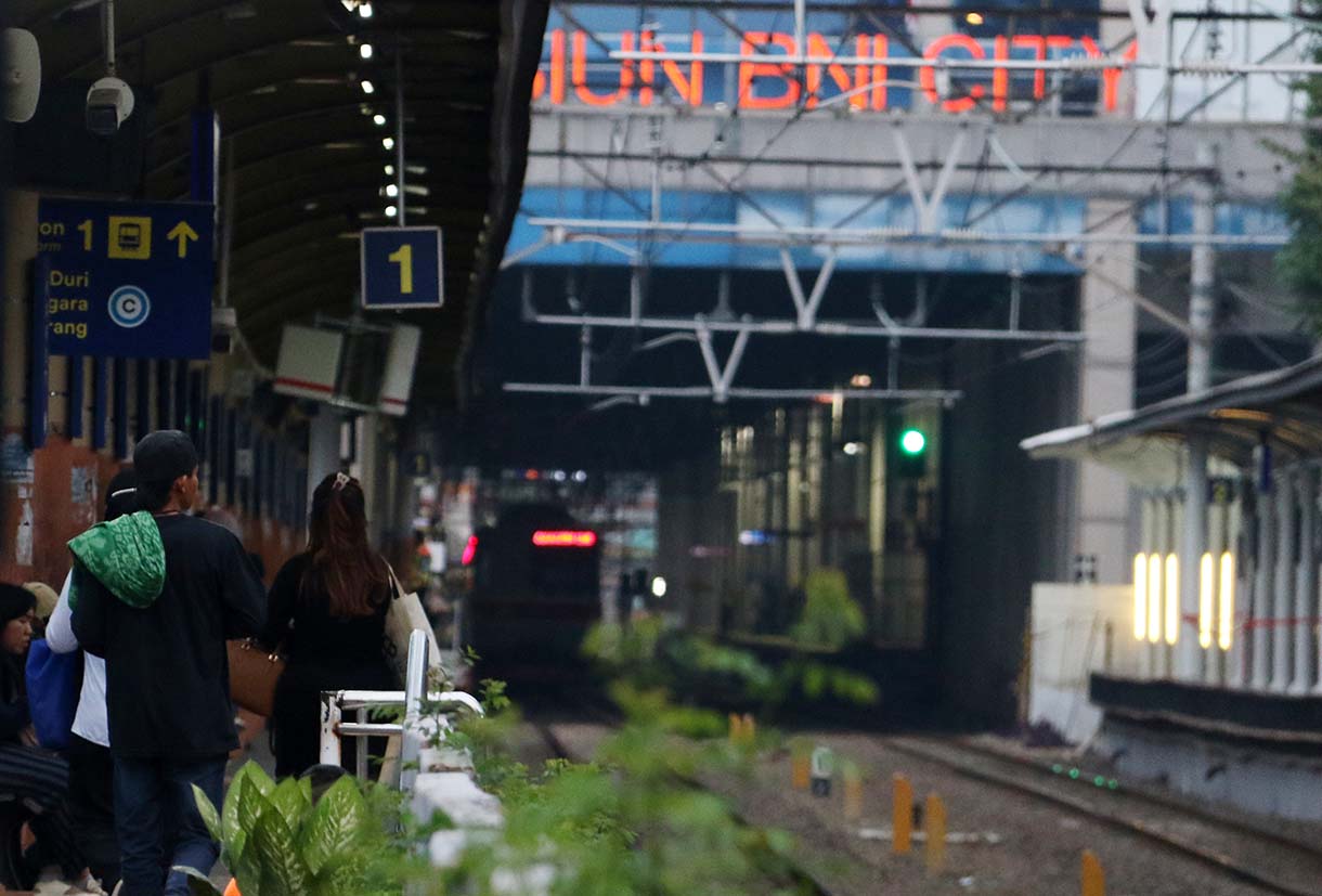 KRL Commuterline berhenti di Stasiun KA Karet yang bersebelahan dengan Stasiun KA BNI City, Jakarta, Sabtu (4/10/2025).   (Beritanasional.com/Oke Atmaja)