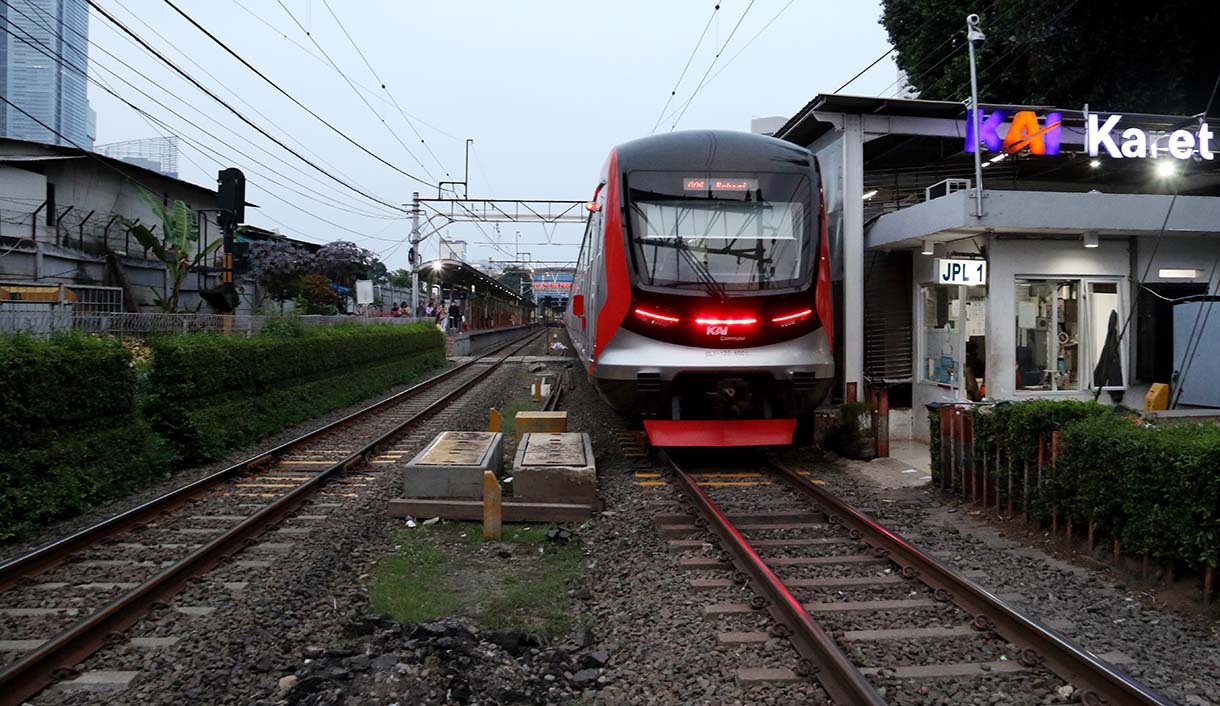 KRL Commuterline berhenti di Stasiun KA Karet yang bersebelahan dengan Stasiun KA BNI City, Jakarta, Sabtu (4/10/2025).   (Beritanasional.com/Oke Atmaja)