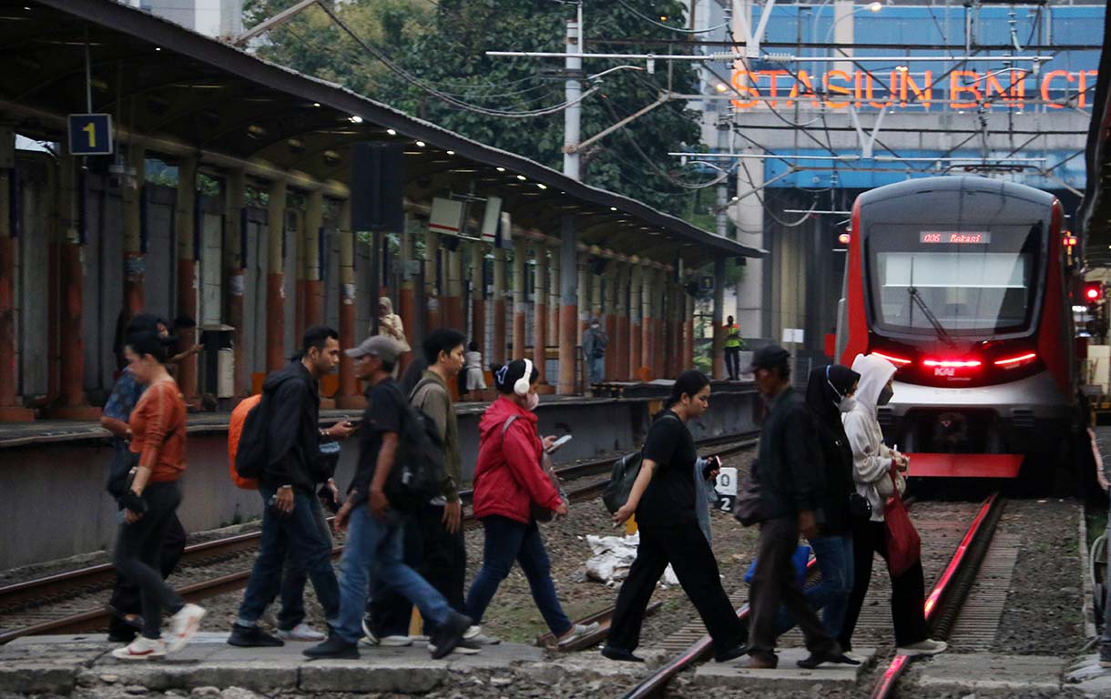 KRL Commuterline berhenti di Stasiun KA Karet yang bersebelahan dengan Stasiun KA BNI City, Jakarta, Sabtu (4/10/2025).   (Beritanasional.com/Oke Atmaja)