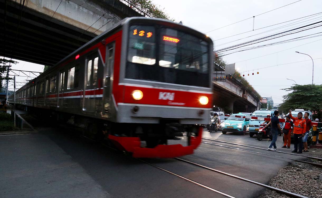 KRL Commuterline berhenti di Stasiun KA Karet yang bersebelahan dengan Stasiun KA BNI City, Jakarta, Sabtu (4/10/2025).   (Beritanasional.com/Oke Atmaja)