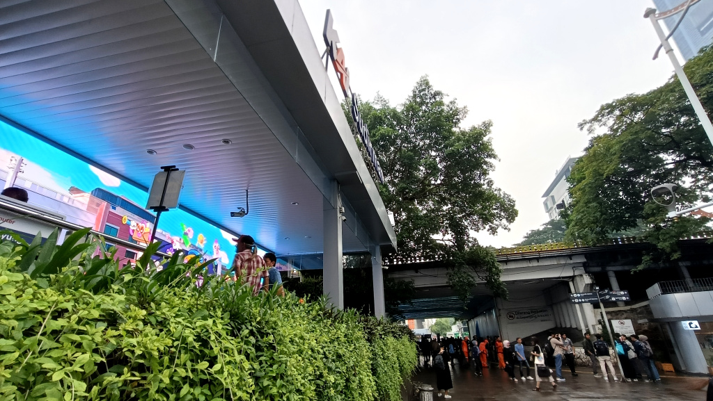 Stasiun Sudirman Jadi Pusat Integrasi Transportasi Publik Aktivitas warga di kawasan Stasiun Sudirman, Jakarta, Rabu (21/5/2025). (Beritanasional.com/Oke Atmaja)