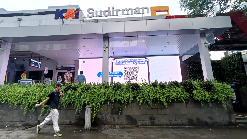 Stasiun Sudirman Jadi Pusat Integrasi Transportasi Publik Aktivitas warga di kawasan Stasiun Sudirman, Jakarta, Rabu (21/5/2025). (Beritanasional.com/Oke Atmaja)