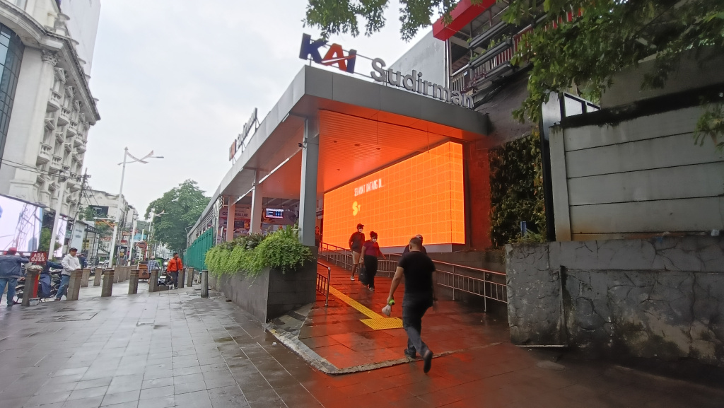 Stasiun Sudirman Jadi Pusat Integrasi Transportasi Publik Aktivitas warga di kawasan Stasiun Sudirman, Jakarta, Rabu (21/5/2025). (Beritanasional.com/Oke Atmaja)