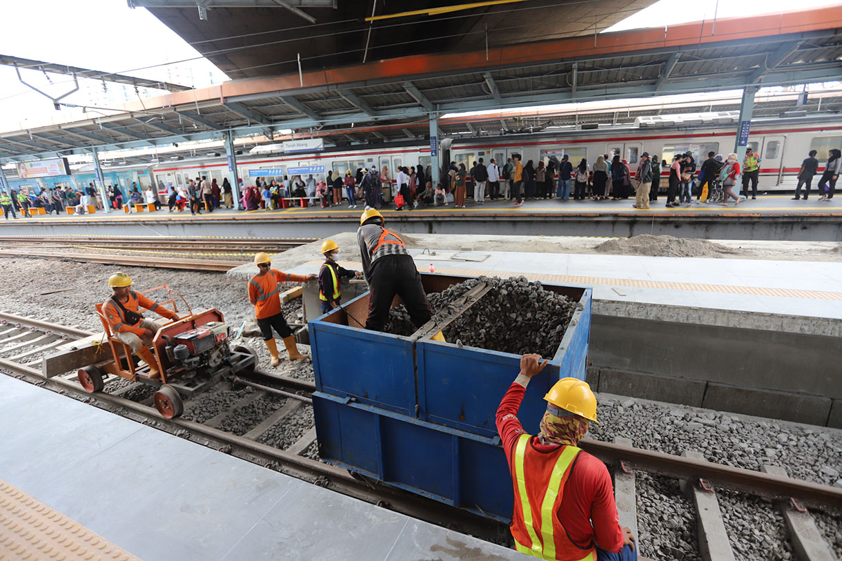 Pekerja menyelesaikan proyek pengembangan Stasiun Tanah Abang di Jakarta, Rabu (5/2/2025). (Beritanasional.com/Oke Atmaja)