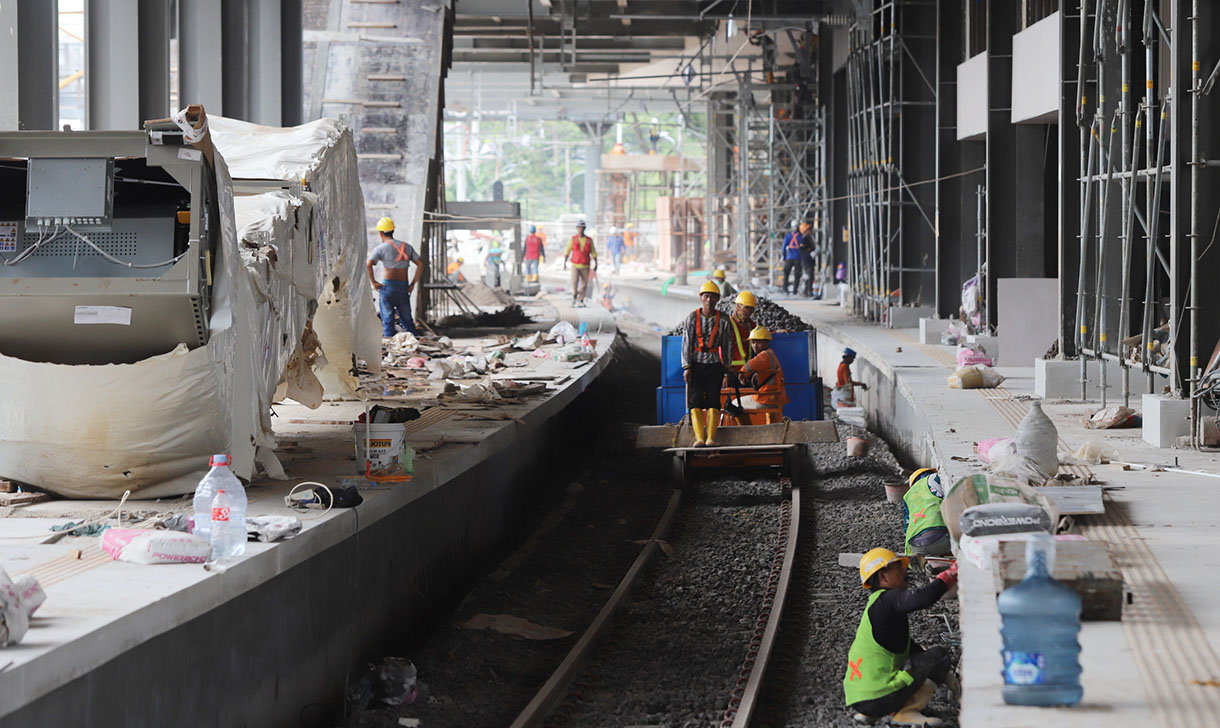 Pekerja menyelesaikan proyek pengembangan Stasiun Tanah Abang di Jakarta, Rabu (5/2/2025). (Beritanasional.com/Oke Atmaja)