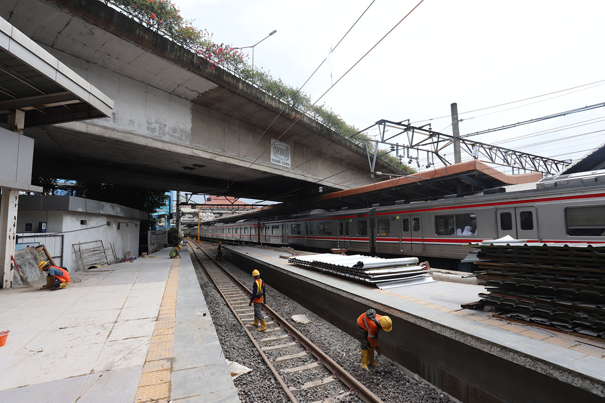 Pekerja menyelesaikan proyek pengembangan Stasiun Tanah Abang di Jakarta, Rabu (5/2/2025). (Beritanasional.com/Oke Atmaja)