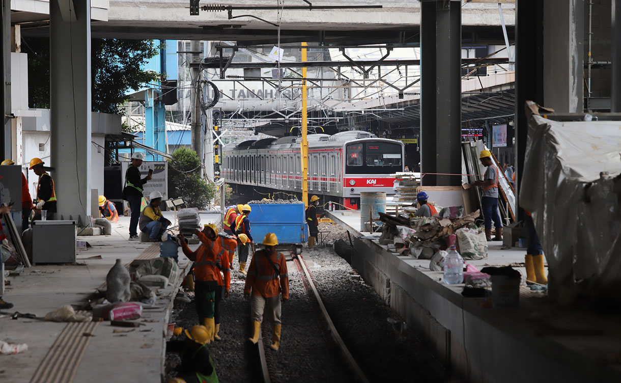 Pekerja menyelesaikan proyek pengembangan Stasiun Tanah Abang di Jakarta, Rabu (5/2/2025). (Beritanasional.com/Oke Atmaja)