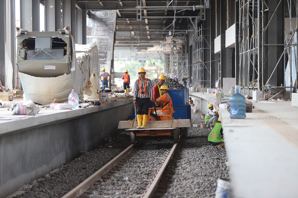 Pekerja menyelesaikan proyek pengembangan Stasiun Tanah Abang di Jakarta, Rabu (5/2/2025). (Beritanasional.com/Oke Atmaja)