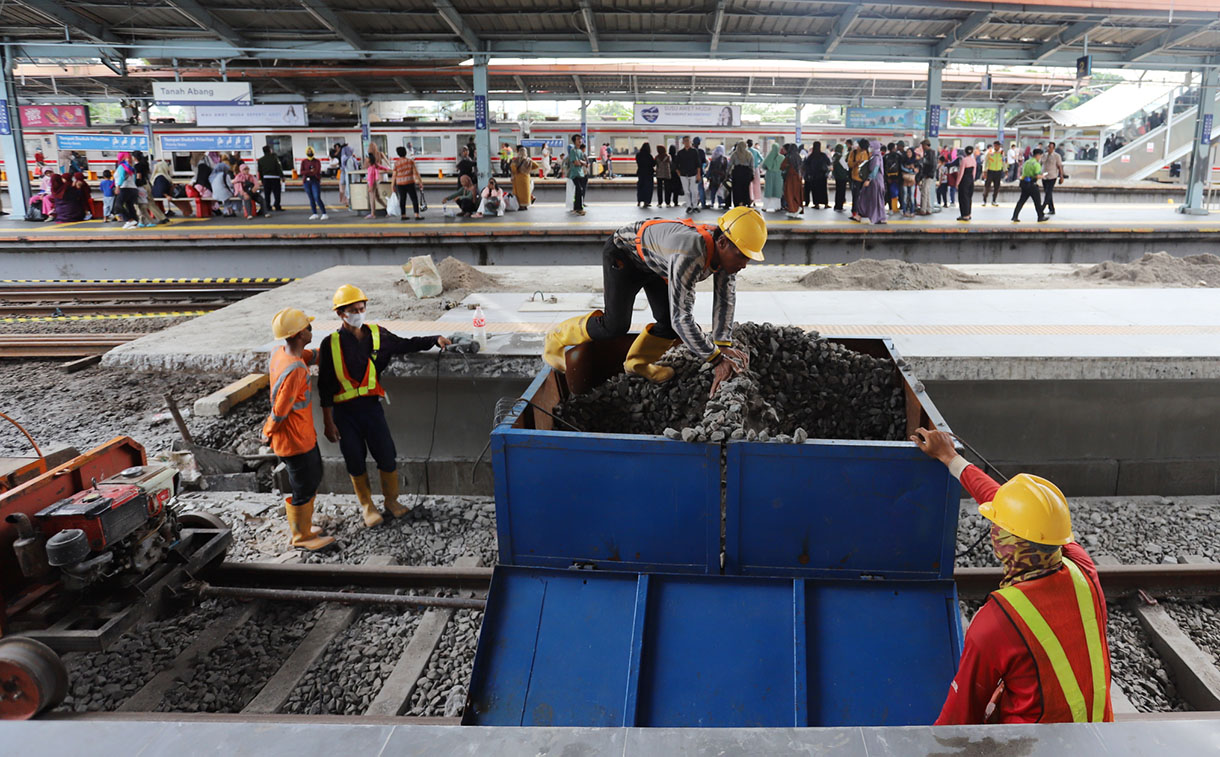 Pekerja menyelesaikan proyek pengembangan Stasiun Tanah Abang di Jakarta, Rabu (5/2/2025). (Beritanasional.com/Oke Atmaja)