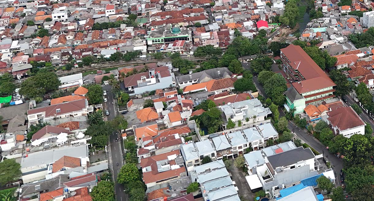 Pemandangan rumah dan gedung bertingkat di Jakarta,Minggu (31/5/2026). (Beritanasional.com/Oke Atmaja)