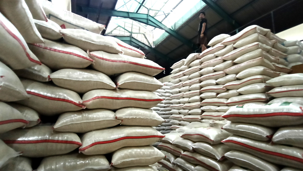 Stok Beras Indonesia Tembus 4,2 juta Ton Pekerja mengangkat beras di Pasar Induk Beras Cipinang, Jakarta, Selasa (15/7/2025). (Beritanasional.com/Oke Atmaja)