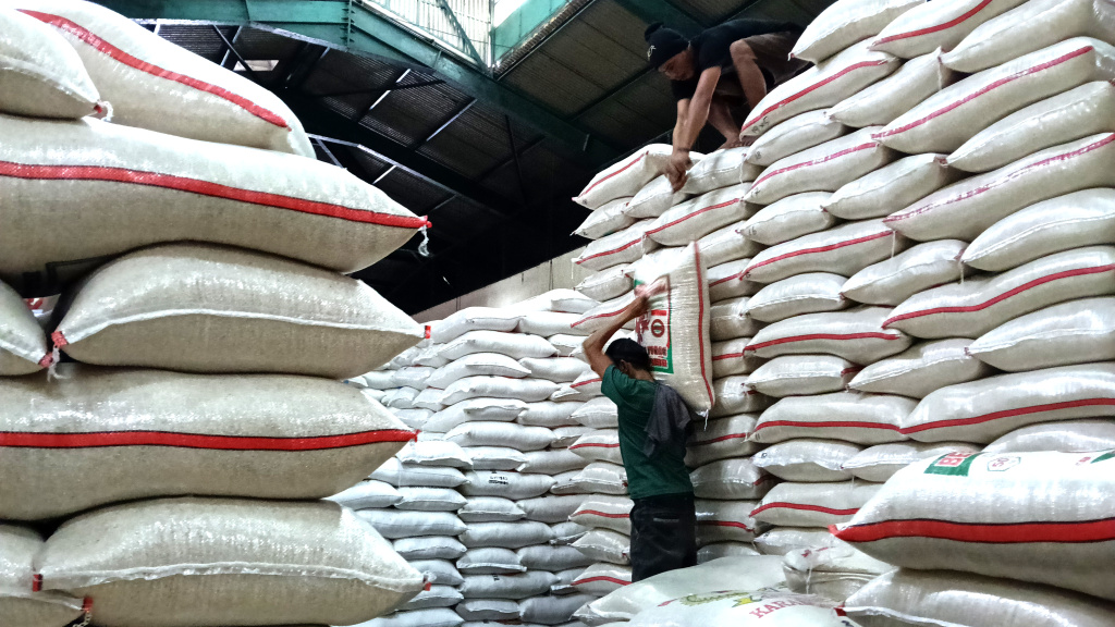 Stok Beras Indonesia Tembus 4,2 juta Ton Pekerja mengangkat beras di Pasar Induk Beras Cipinang, Jakarta, Selasa (15/7/2025). (Beritanasional.com/Oke Atmaja)