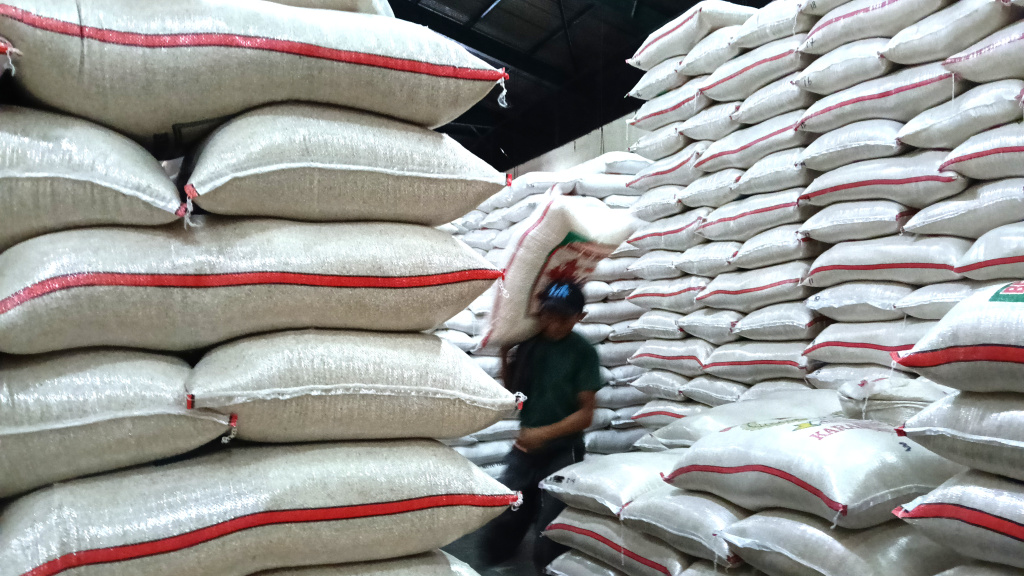 Stok Beras Indonesia Tembus 4,2 juta Ton Pekerja mengangkat beras di Pasar Induk Beras Cipinang, Jakarta, Selasa (15/7/2025). (Beritanasional.com/Oke Atmaja)