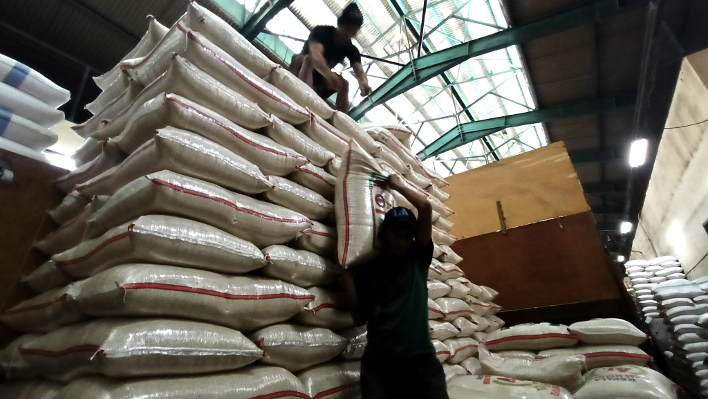 Stok Beras Indonesia Tembus 4,2 juta Ton Pekerja mengangkat beras di Pasar Induk Beras Cipinang, Jakarta, Selasa (15/7/2025). (Beritanasional.com/Oke Atmaja)