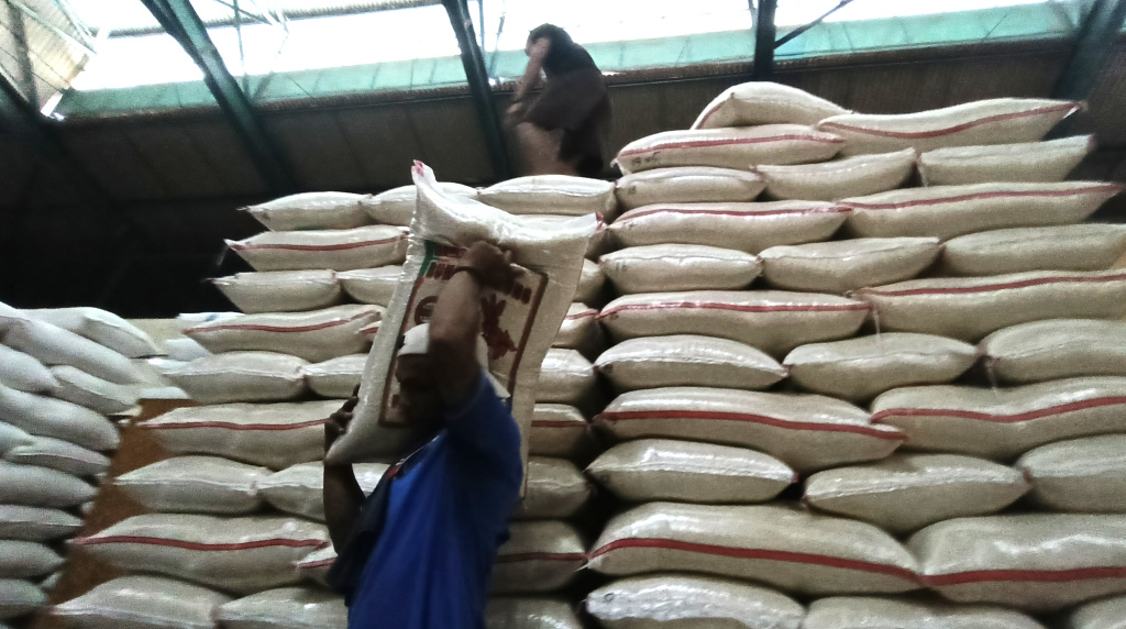 Stok Beras Indonesia Tembus 4,2 juta Ton Pekerja mengangkat beras di Pasar Induk Beras Cipinang, Jakarta, Selasa (15/7/2025). (Beritanasional.com/Oke Atmaja)