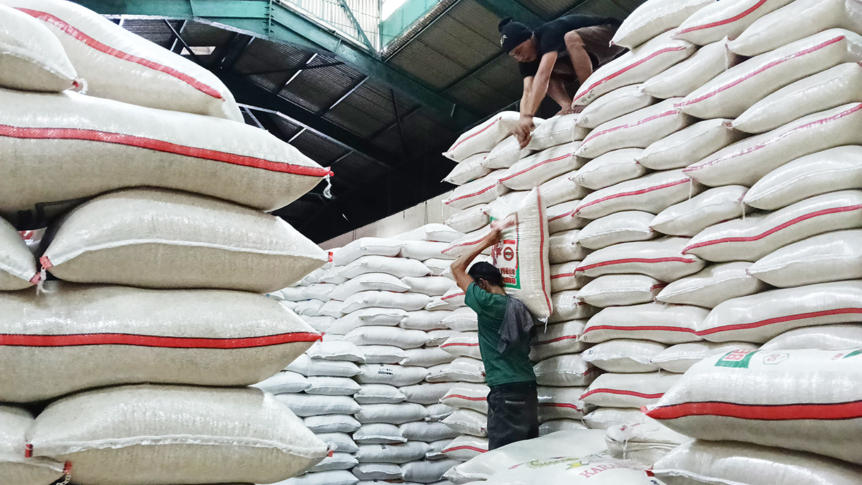 Stok Beras Nasional Diprediksi Bertambah Satu Juta Ton Pekerja mengangkat beras di Pasar Induk Beras Cipinang, Jakarta,Senin (28/7/2025).(Beritanasional.com/Oke Atmaja)