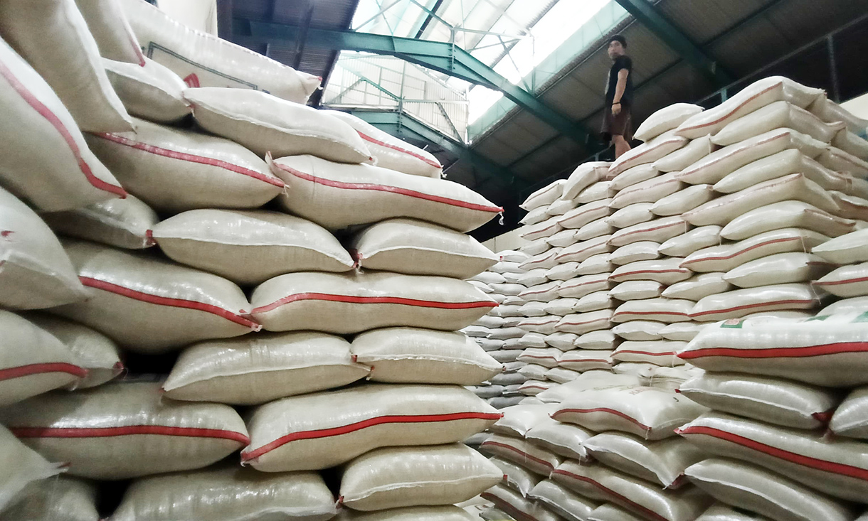 Stok Beras Nasional Diprediksi Bertambah Satu Juta Ton Pekerja mengangkat beras di Pasar Induk Beras Cipinang, Jakarta,Senin (28/7/2025).(Beritanasional.com/Oke Atmaja)