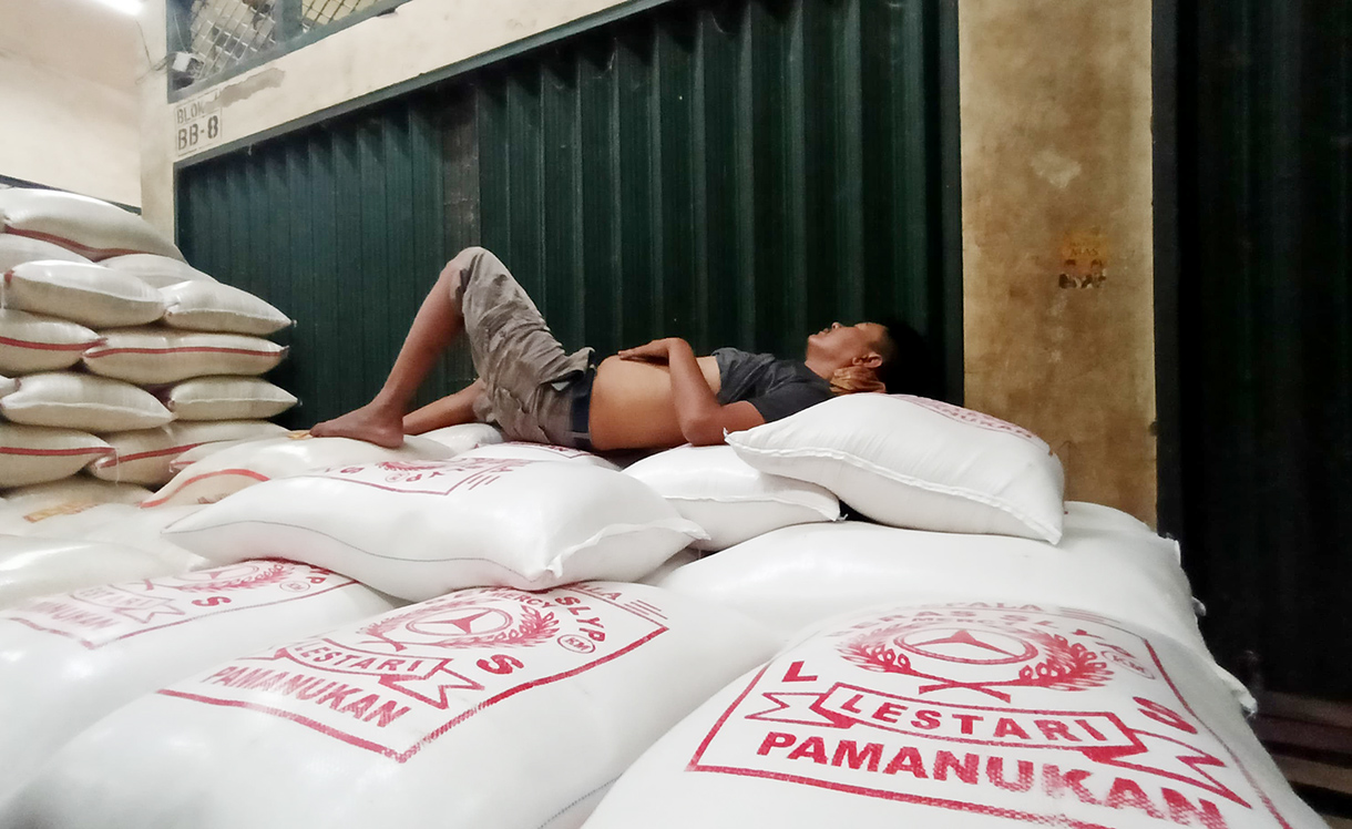 Stok Beras Nasional Diprediksi Bertambah Satu Juta Ton Pekerja mengangkat beras di Pasar Induk Beras Cipinang, Jakarta,Senin (28/7/2025).(Beritanasional.com/Oke Atmaja)