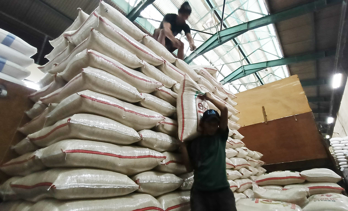 Stok Beras Nasional Diprediksi Bertambah Satu Juta Ton Pekerja mengangkat beras di Pasar Induk Beras Cipinang, Jakarta,Senin (28/7/2025).(Beritanasional.com/Oke Atmaja)