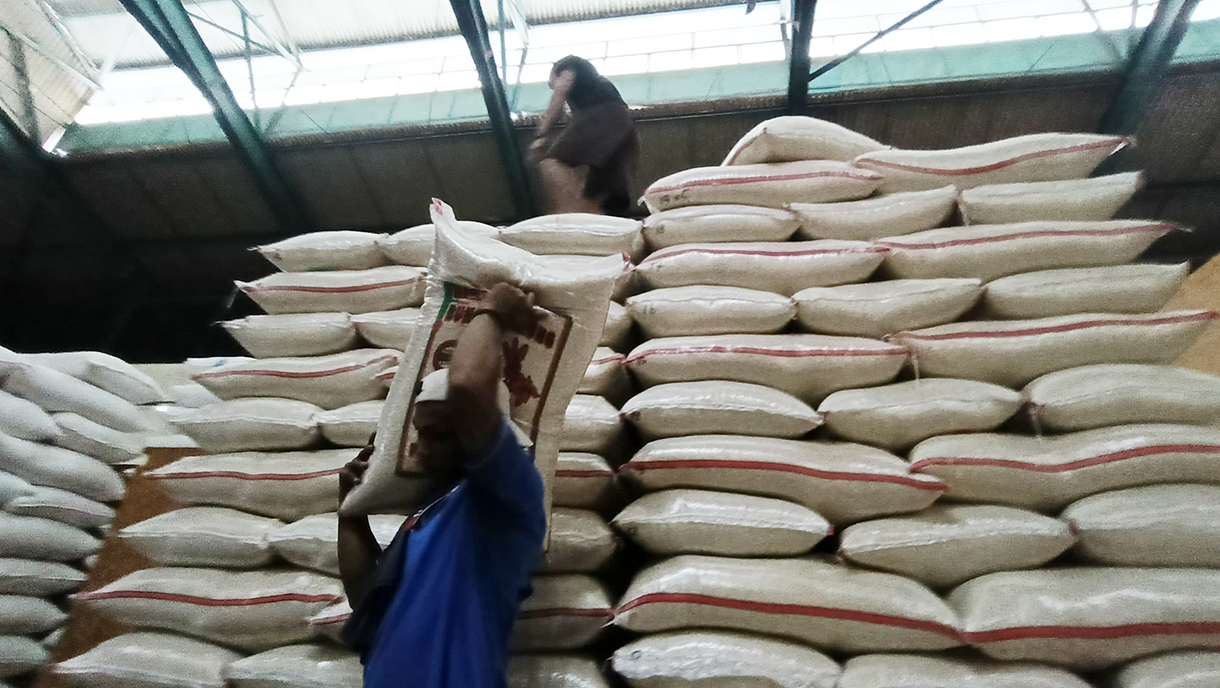 Stok Beras Nasional Diprediksi Bertambah Satu Juta Ton Pekerja mengangkat beras di Pasar Induk Beras Cipinang, Jakarta,Senin (28/7/2025).(Beritanasional.com/Oke Atmaja)