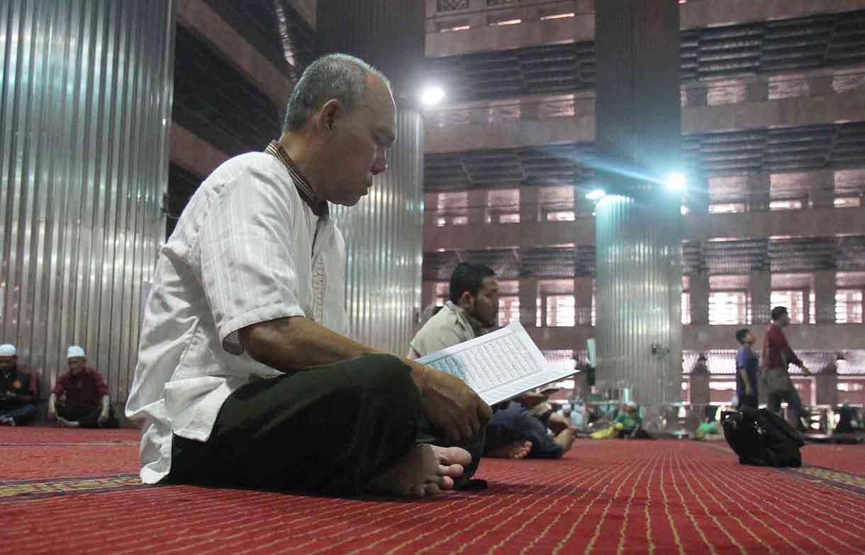 Umat Muslim melakukan tadarus saat hari pertama puasa bulan Ramadan 1446 H di Masjid Istiqlal, Jakarta, Sabtu (1/3/2025).(Beritanasional.com/Oke Atmaja)