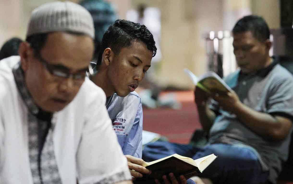 Umat Muslim melakukan tadarus saat hari pertama puasa bulan Ramadan 1446 H di Masjid Istiqlal, Jakarta, Sabtu (1/3/2025).(Beritanasional.com/Oke Atmaja)