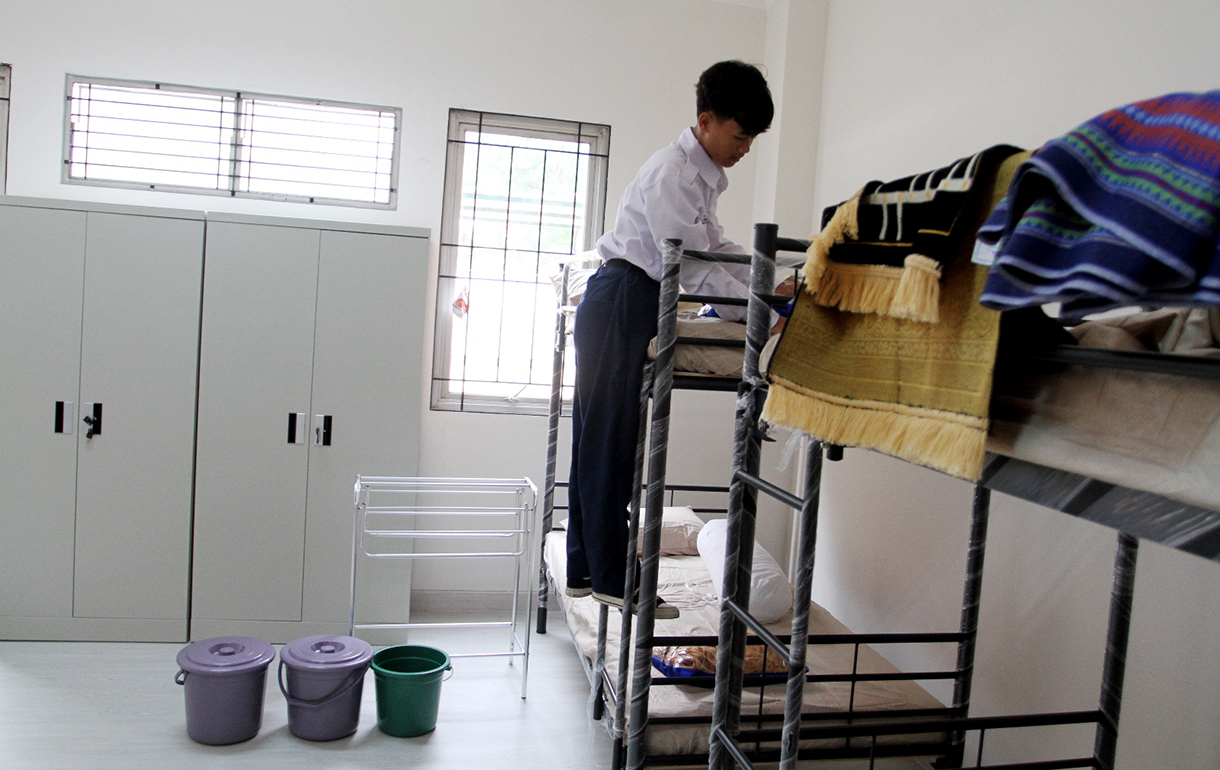 Suasana Hari Pertama Sekolah Rakyat di Jakarta Dua siswa merapihkan pakaian di Sekolah Rakyat Sentra Handayani, Cipayung, Jakarta, Senin (14 Juli 2025). (Beritanasional.com/Oke Atmaja)