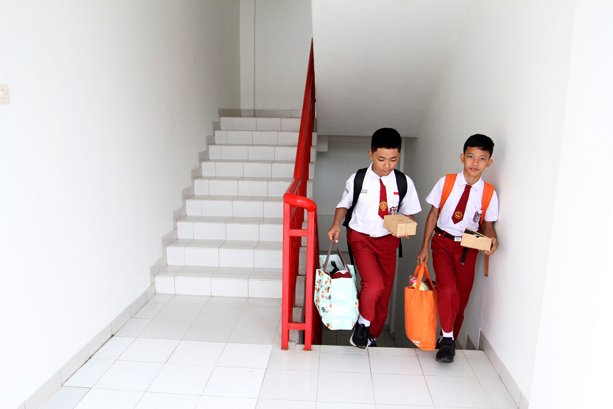 Suasana Hari Pertama Sekolah Rakyat di Jakarta Dua siswa merapihkan pakaian di Sekolah Rakyat Sentra Handayani, Cipayung, Jakarta, Senin (14 Juli 2025). (Beritanasional.com/Oke Atmaja)