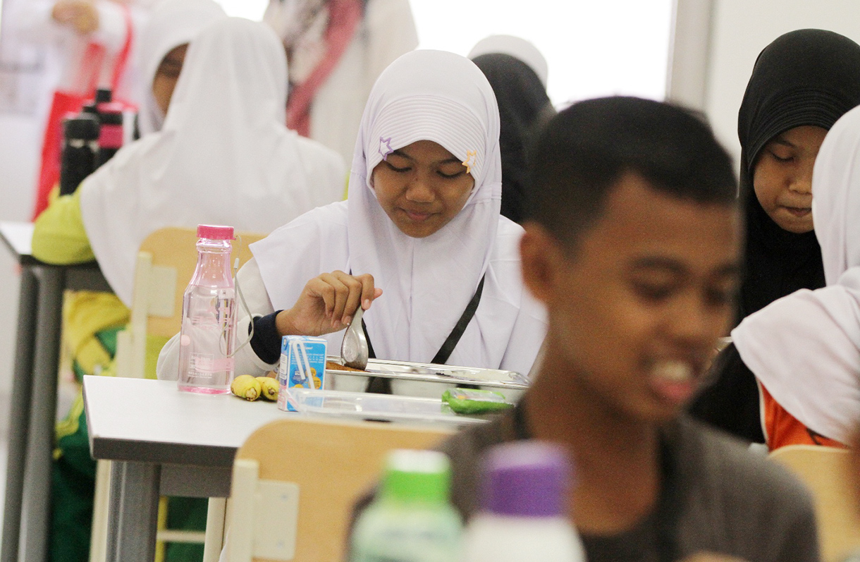 Suasana Hari Pertama Sekolah Rakyat di Jakarta Dua siswa merapihkan pakaian di Sekolah Rakyat Sentra Handayani, Cipayung, Jakarta, Senin (14 Juli 2025). (Beritanasional.com/Oke Atmaja)