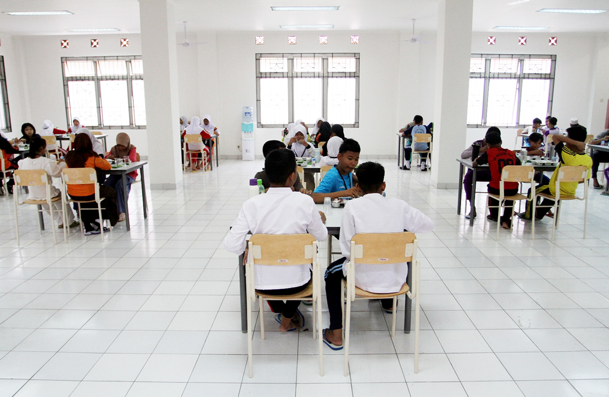 Suasana Hari Pertama Sekolah Rakyat di Jakarta Dua siswa merapihkan pakaian di Sekolah Rakyat Sentra Handayani, Cipayung, Jakarta, Senin (14 Juli 2025). (Beritanasional.com/Oke Atmaja)