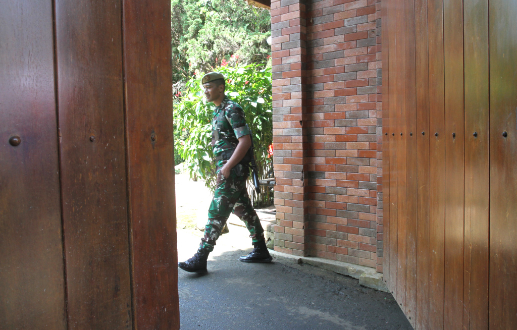 Penjagaan di pintu masuk Padepokan Garuda Yaksa saat pembekalan calon menteri di Hambalang, Kabupaten Bogor, Jawa Barat, Rabu (16/10/2024).  (Berita nasional.com/Oke Atmaja)