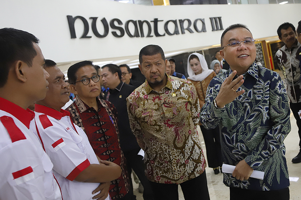 Sufmi Dasco Ahmad Terima Kunjungan Asosiasi Pengemudi Logistik di DPR Wakil Ketua DPR RFI, Sufmi Dasco Ahmad berbincang dengan perwakilan Asosiasi Pengemudi. (BeritaNasional/Elvis Sendouw)
