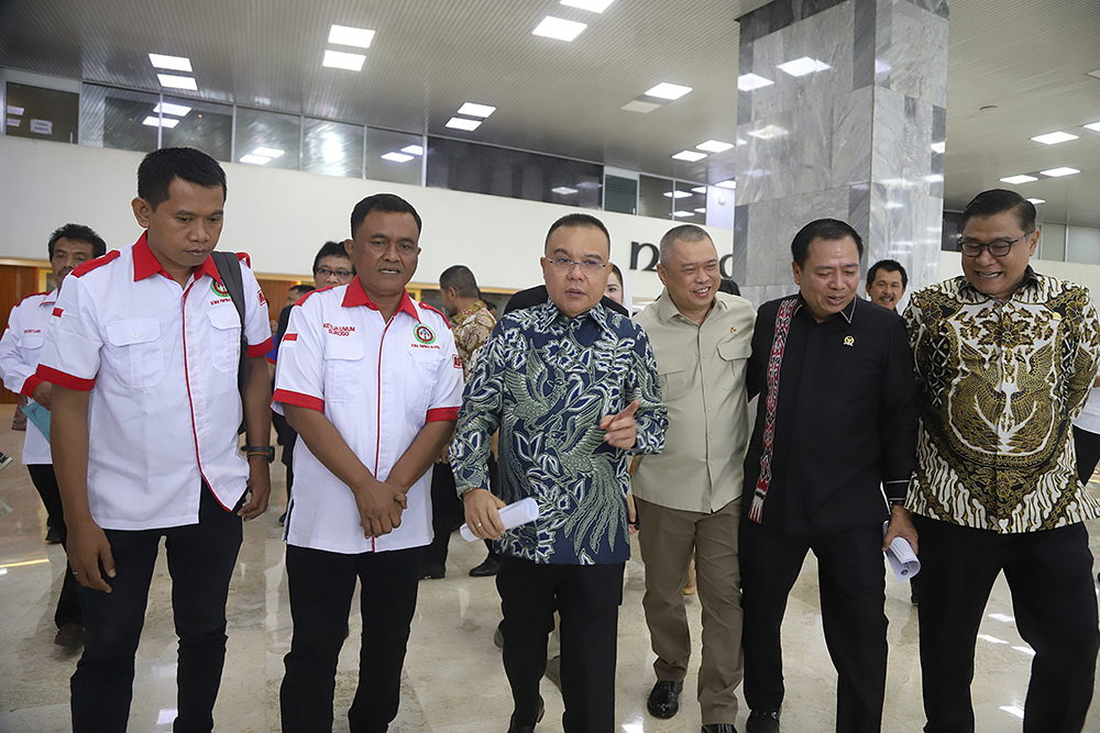 Sufmi Dasco Ahmad Terima Kunjungan Asosiasi Pengemudi Logistik di DPR Wakil Ketua DPR RFI, Sufmi Dasco Ahmad berbincang dengan perwakilan Asosiasi Pengemudi. (BeritaNasional/Elvis Sendouw)