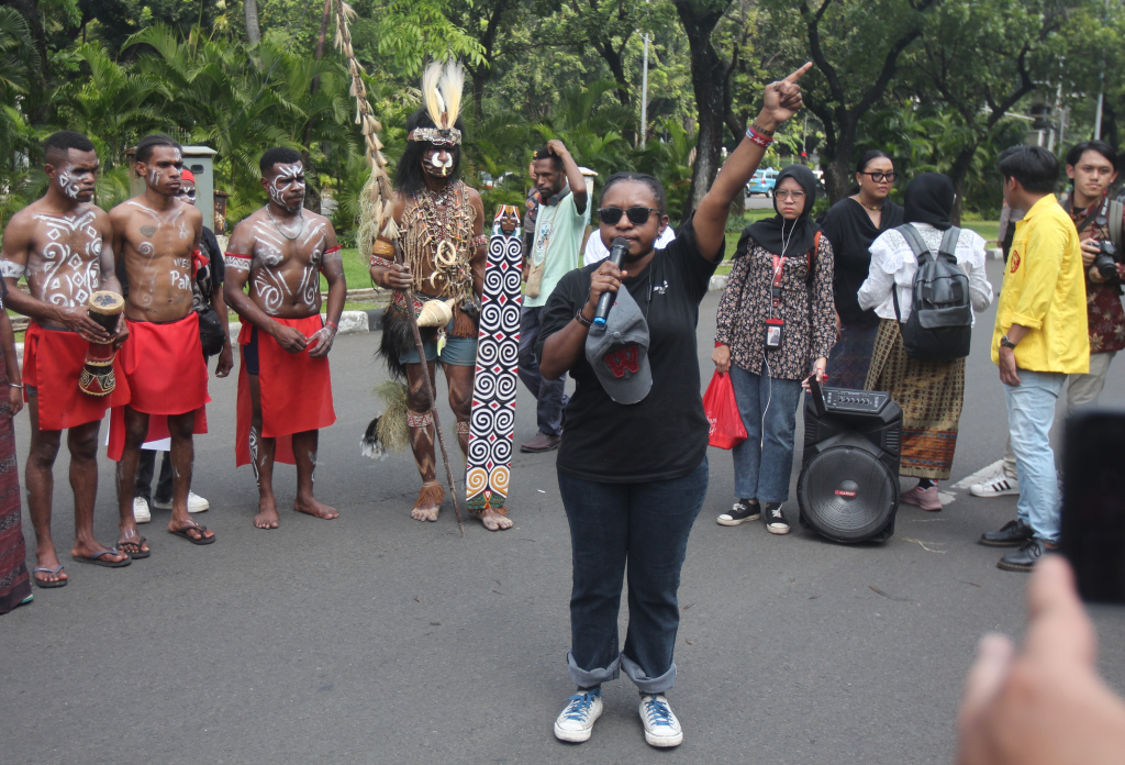 Aksi tarian suka cita Suku Awyu dan Moi Sigin Papua di depan Gedung Mahkamah Agung, Jalan Medan Merdeka Utara, Gambir, Jakarta Pusat, Senin (22/7/2024).  (Berita Nasional.com/Oke Atmaja)