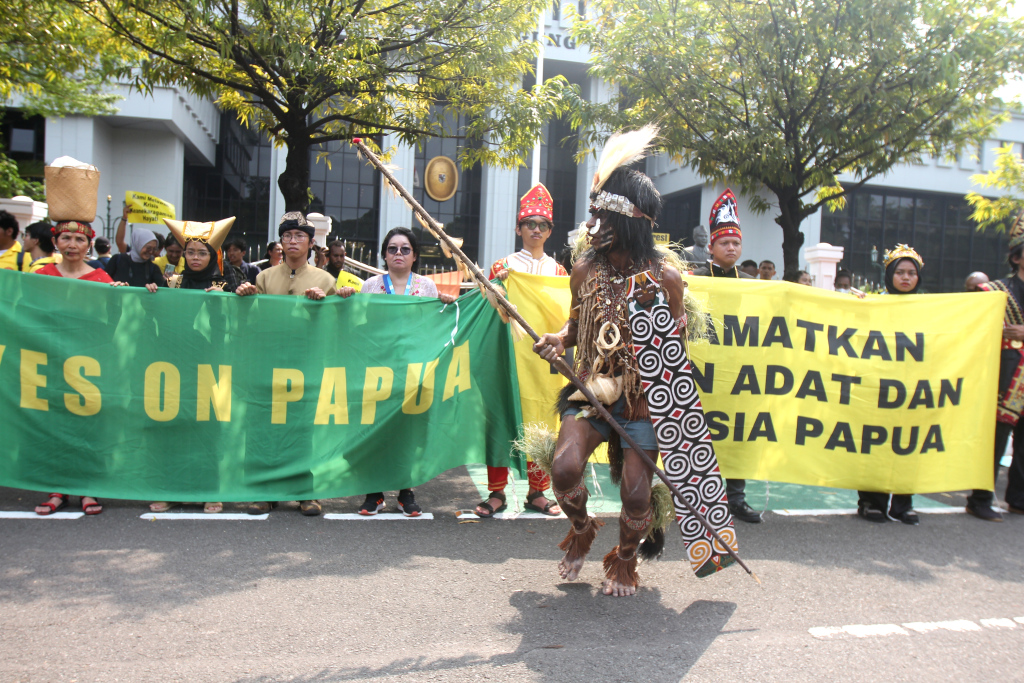 Aksi tarian suka cita Suku Awyu dan Moi Sigin Papua di depan Gedung Mahkamah Agung, Jalan Medan Merdeka Utara, Gambir, Jakarta Pusat, Senin (22/7/2024).  (Berita Nasional.com/Oke Atmaja)