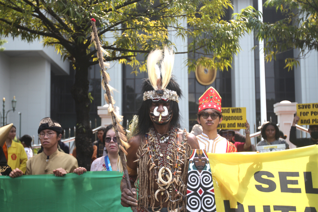 Aksi tarian suka cita Suku Awyu dan Moi Sigin Papua di depan Gedung Mahkamah Agung, Jalan Medan Merdeka Utara, Gambir, Jakarta Pusat, Senin (22/7/2024).  (Berita Nasional.com/Oke Atmaja)