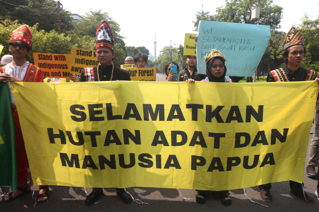 Aksi tarian suka cita Suku Awyu dan Moi Sigin Papua di depan Gedung Mahkamah Agung, Jalan Medan Merdeka Utara, Gambir, Jakarta Pusat, Senin (22/7/2024).  (Berita Nasional.com/Oke Atmaja)