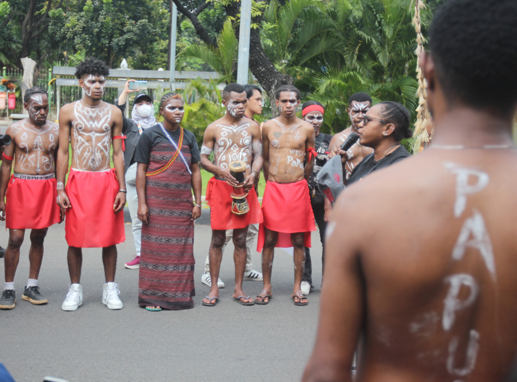 Aksi tarian suka cita Suku Awyu dan Moi Sigin Papua di depan Gedung Mahkamah Agung, Jalan Medan Merdeka Utara, Gambir, Jakarta Pusat, Senin (22/7/2024).  (Berita Nasional.com/Oke Atmaja)