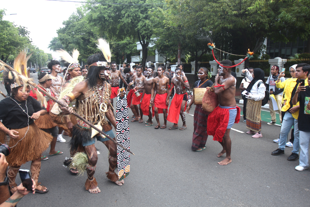 Aksi tarian suka cita Suku Awyu dan Moi Sigin Papua di depan Gedung Mahkamah Agung, Jalan Medan Merdeka Utara, Gambir, Jakarta Pusat, Senin (22/7/2024).  (Berita Nasional.com/Oke Atmaja)