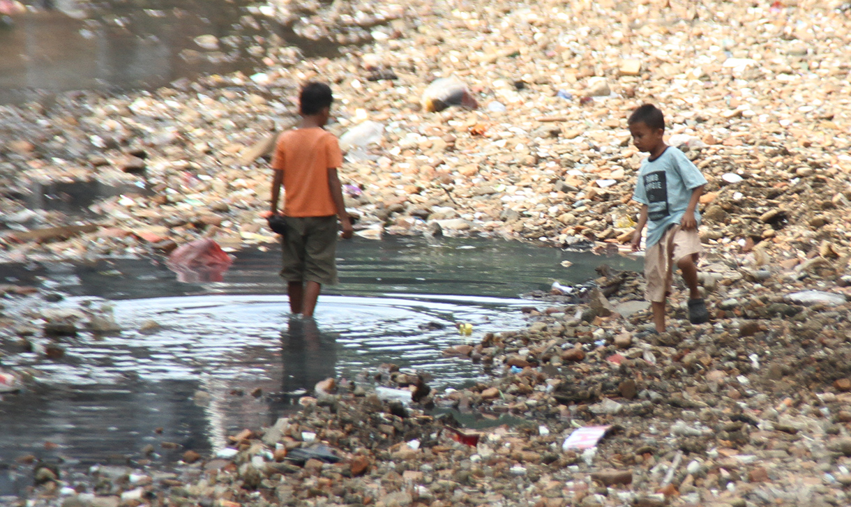 Anak anak bermain di Sungai Ciliwung yang mengering di kawasan Manggarai, Jakarta, Rabu (7/8/2024).  (BeritaNasional.com/Oke Atmaja)