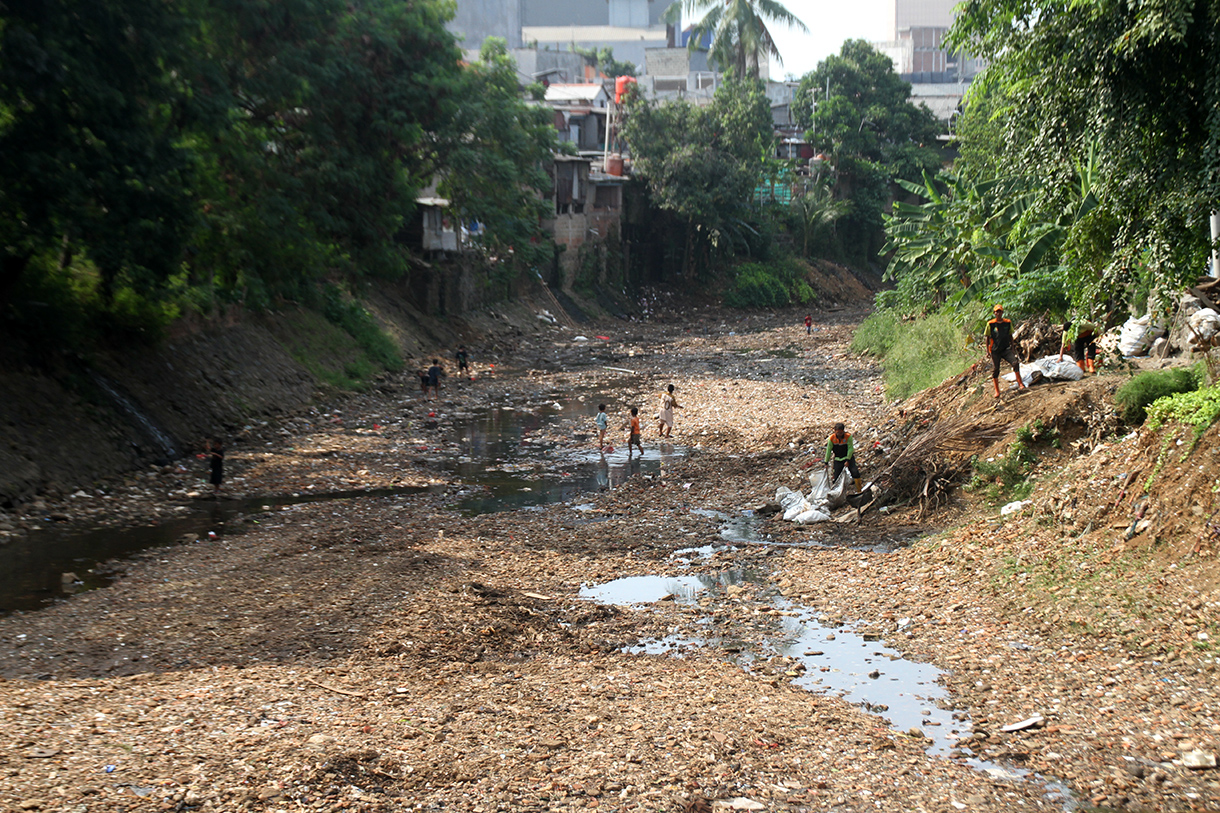 Anak anak bermain di Sungai Ciliwung yang mengering di kawasan Manggarai, Jakarta, Rabu (7/8/2024).  (BeritaNasional.com/Oke Atmaja)