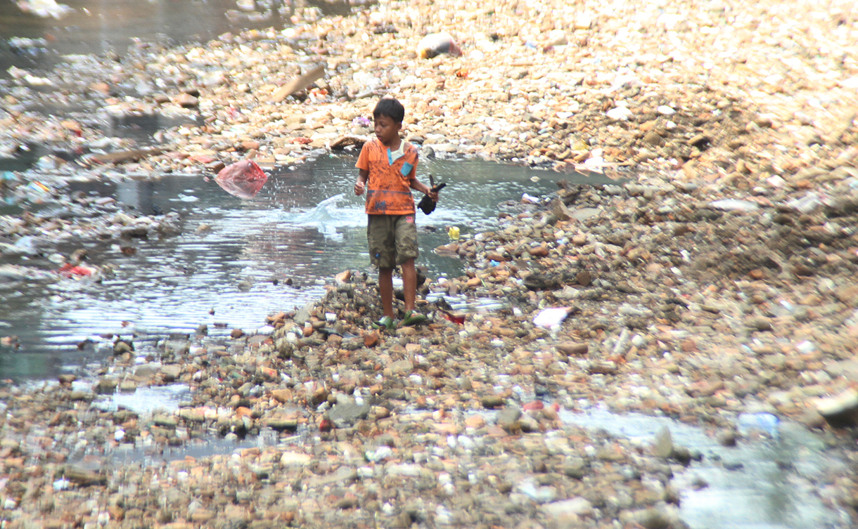 Anak anak bermain di Sungai Ciliwung yang mengering di kawasan Manggarai, Jakarta, Rabu (7/8/2024).  (BeritaNasional.com/Oke Atmaja)