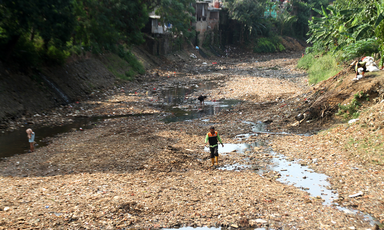 Anak anak bermain di Sungai Ciliwung yang mengering di kawasan Manggarai, Jakarta, Rabu (7/8/2024).  (BeritaNasional.com/Oke Atmaja)