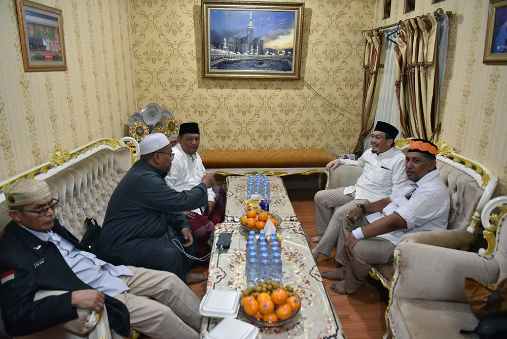 Calon Wakil Gubernur DKI Jakarta,  Suswono, melaksanakan Shalat Jumat bersama masyarakat Mampang di Masjid Al Istikmaly. (BeritaNasional/dok Tim Suswono/Elvis Sendouw)