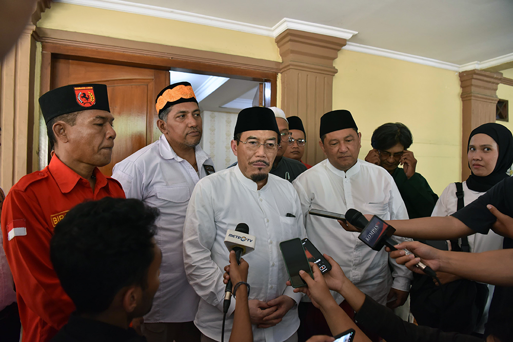 Calon Wakil Gubernur DKI Jakarta,  Suswono, melaksanakan Shalat Jumat bersama masyarakat Mampang di Masjid Al Istikmaly. (BeritaNasional/dok Tim Suswono/Elvis Sendouw)