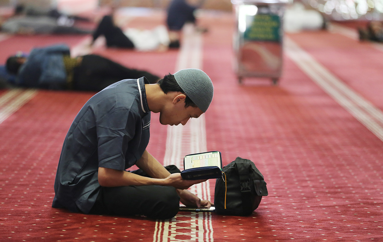 Umat muslim bertadarus kitab suci Al Quran di Masjid Istiqlal, Jakarta, Senin (23/2/2026).