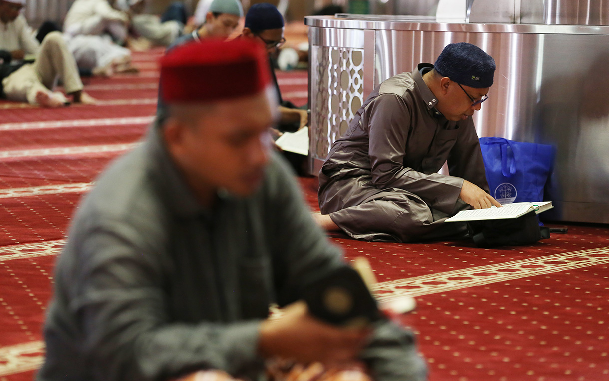 Umat muslim bertadarus kitab suci Al Quran di Masjid Istiqlal, Jakarta, Senin (23/2/2026).