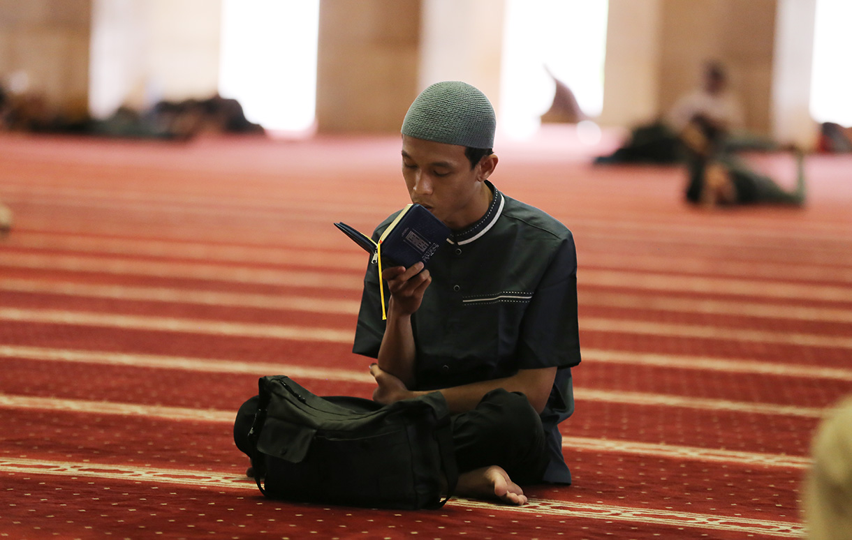 Umat muslim bertadarus kitab suci Al Quran di Masjid Istiqlal, Jakarta, Senin (23/2/2026).