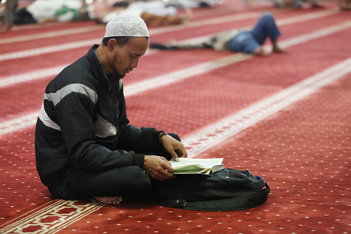Umat muslim bertadarus kitab suci Al Quran di Masjid Istiqlal, Jakarta, Senin (23/2/2026).