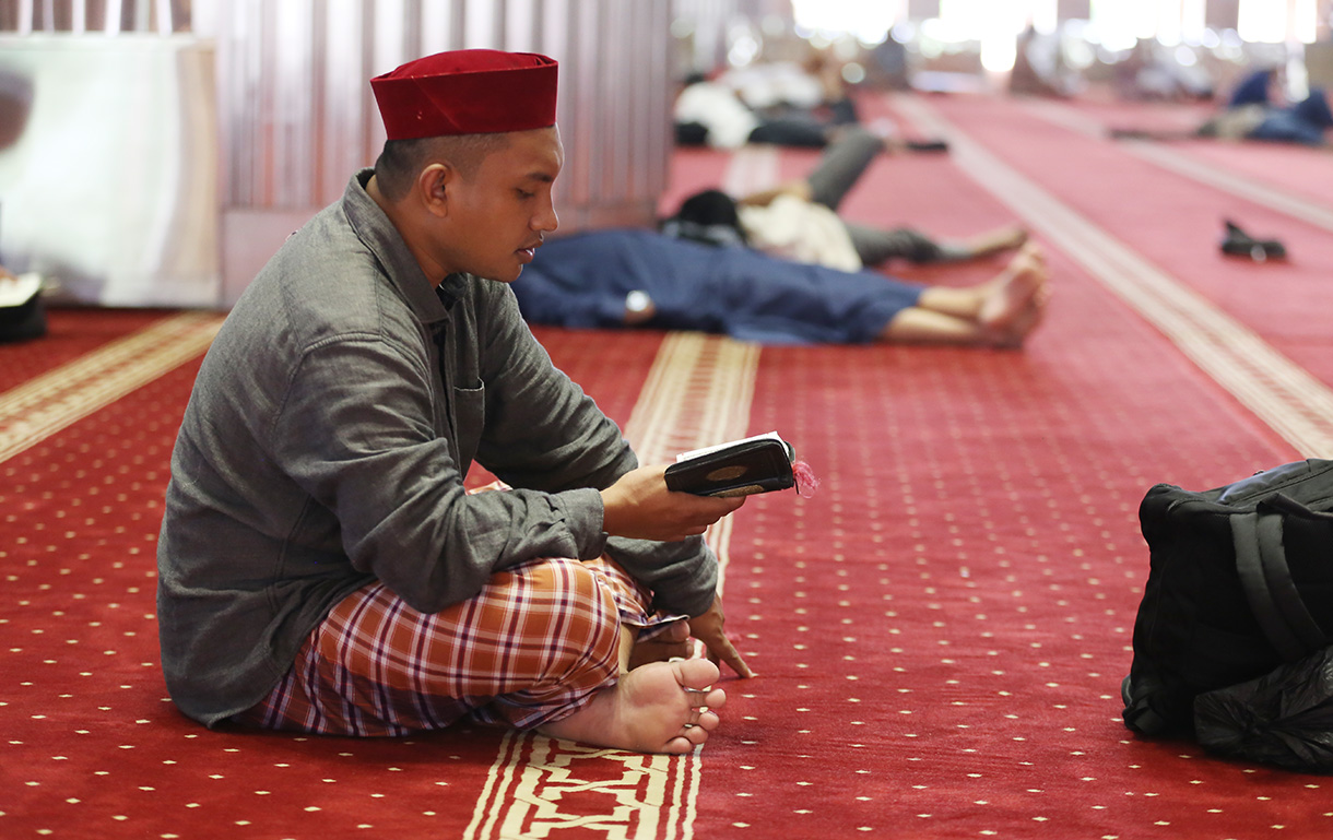 Umat muslim bertadarus kitab suci Al Quran di Masjid Istiqlal, Jakarta, Senin (23/2/2026).